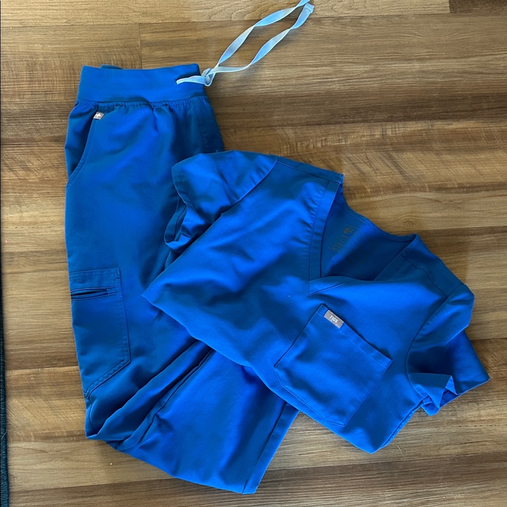 BOGO DEAL
Figs Royal Blue Women's Joggers & Top
